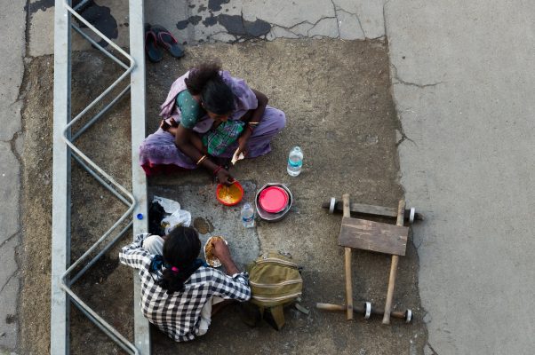 街边进食妇女