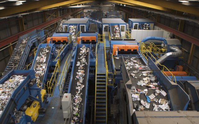 爱尔兰包装材料回收厂的分选设备正在工作中